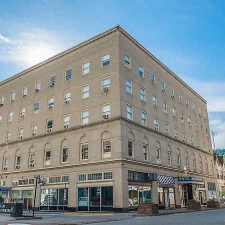 The Mountaineer Hotel Williamson Exteriör bild